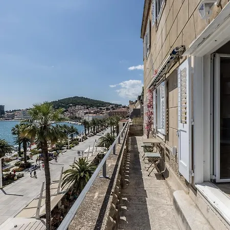 Apartment Seafront Luxury Kate, With Balcony *
